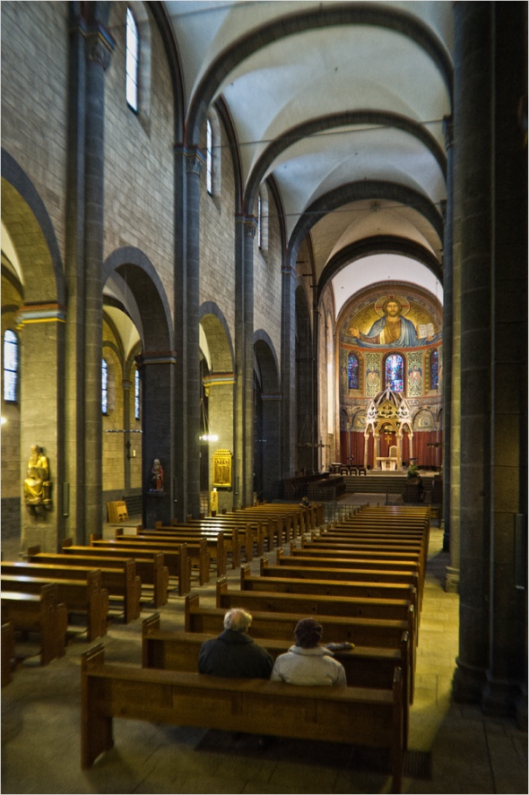Blick in die Klosterkirche in Maria Laach mit der Fuji Finepix X100 bei ISO 3200